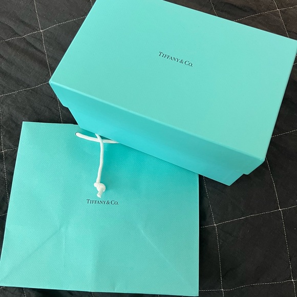 Large Tiffany’s gift box, bag and ribbon - Picture 1 of 8